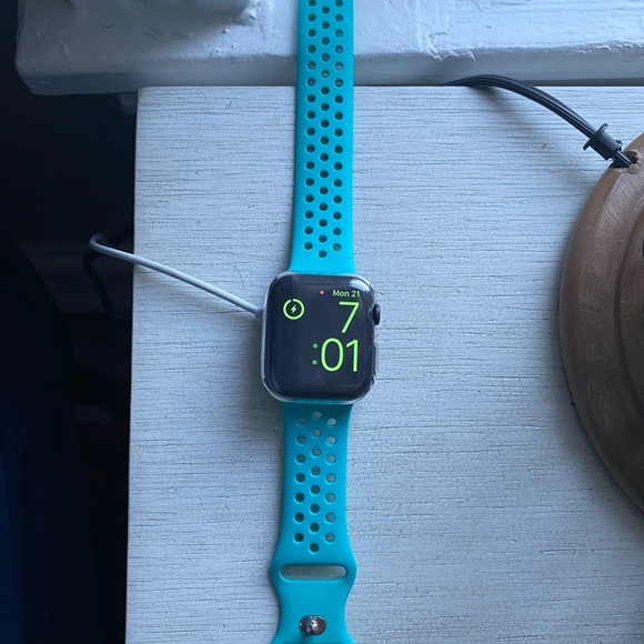 Apple Watch Series 5 44mm - Picture 2 of 3